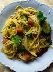 Zucchini–Würstchen–Spaghetti mit Tomatensoße