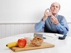 Alter Mann am Tisch, Obst auf Holzbrett